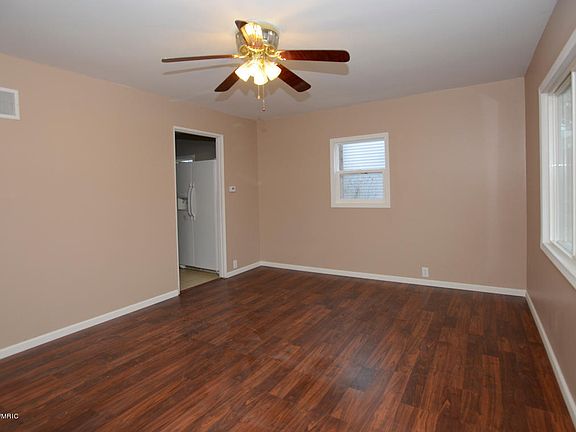 3rd image of 162 James St