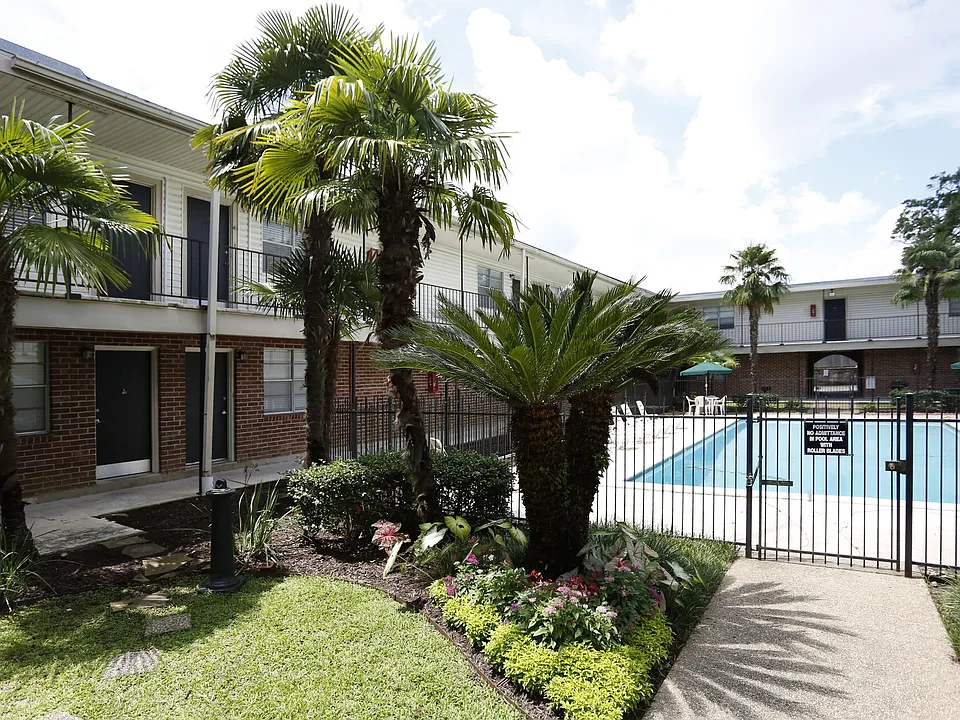 Chateau Lafayette Apartments