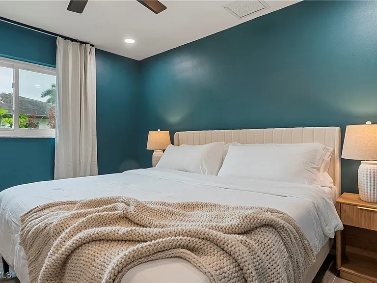 2412 La Salle Ave — Photo 30