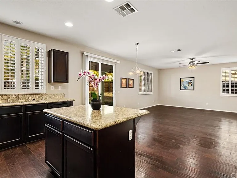 46945 Peach Tree St — Photo 11