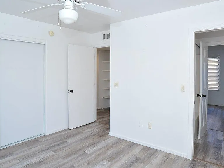 918 E Elm St #B — Photo 17