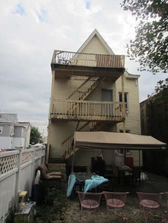 2nd image of 10 E 20th St