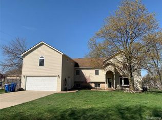 3601 Dill Dr, Waterford, MI 48329