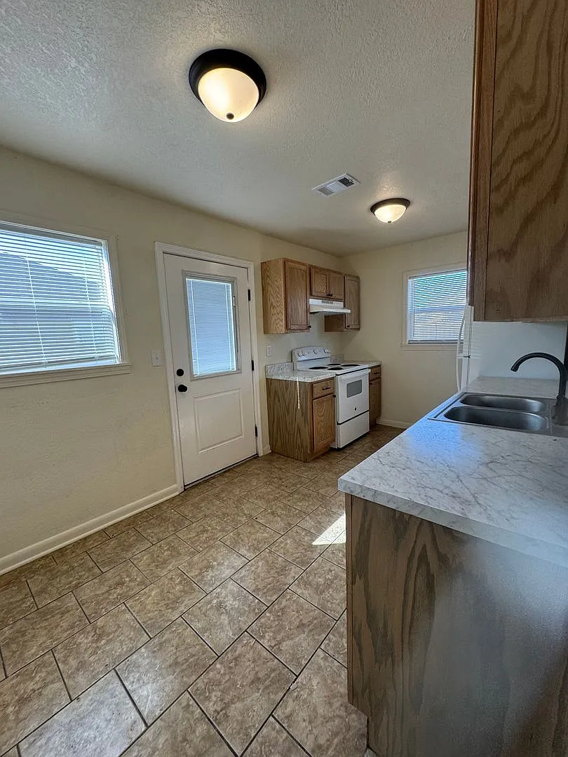 3 Bed / 1 Bath House In Truman. Ready Now! — Photo 2