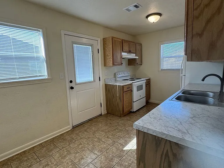 212 S Magnolia Dr — Photo 2