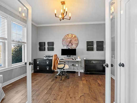 5th image of 2479 Woods Dr