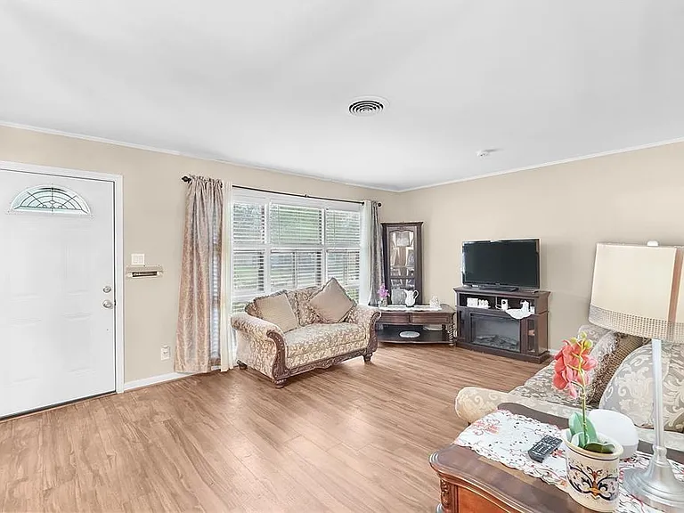 8534 Dillon St — Photo 2