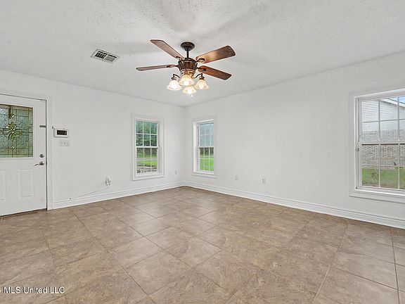 3rd image of 610 Waveland Ave