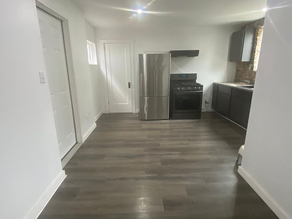 Dining area to kitchen