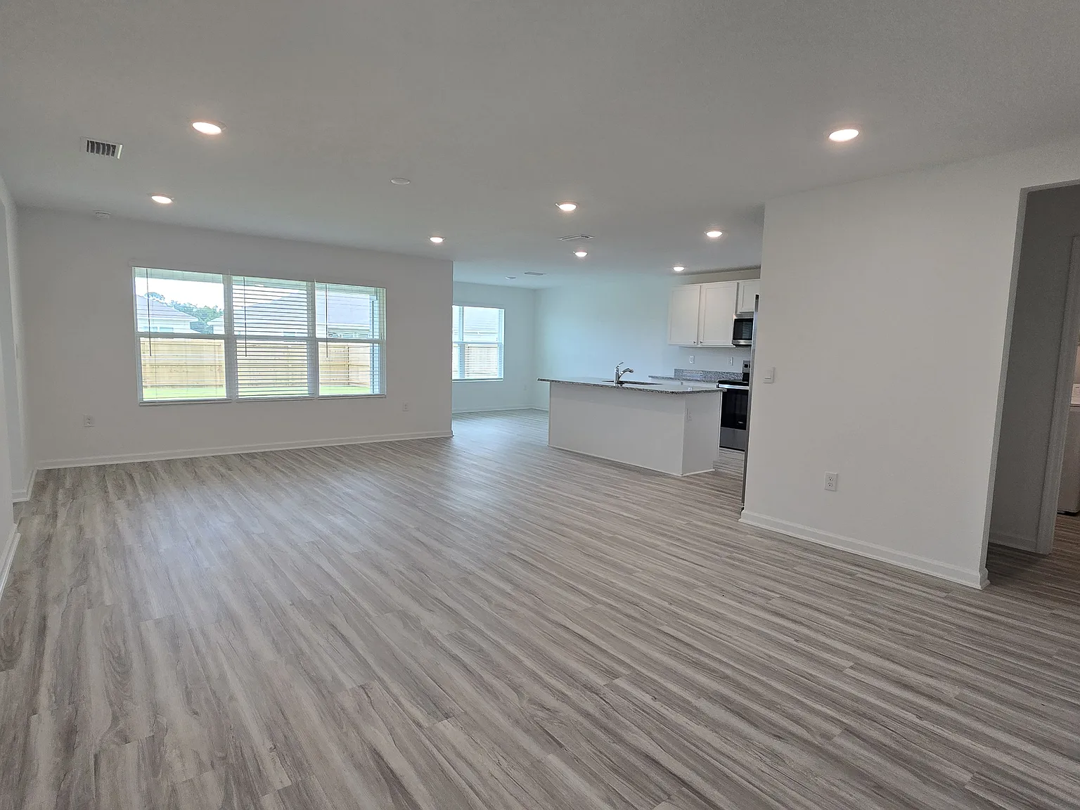 4 bed, 1915 sqft, $2,600 — Photo 2