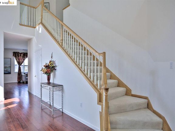 5th image of 423 Fieldstone Dr