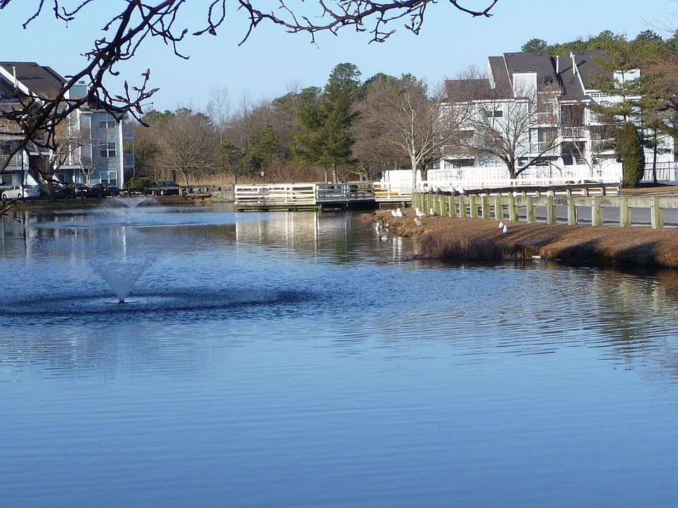 300 Heathercroft Pond