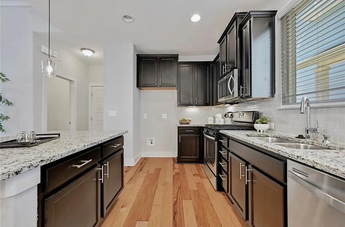 3 bed, 2.5 bath, 1723 sqft, $2,800 — Photo 3