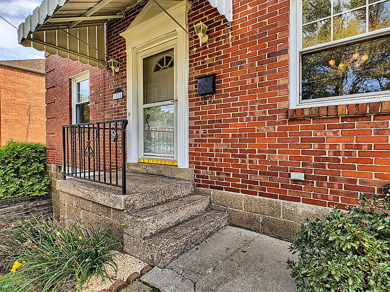 1524 Mansion Pl — Photo 2