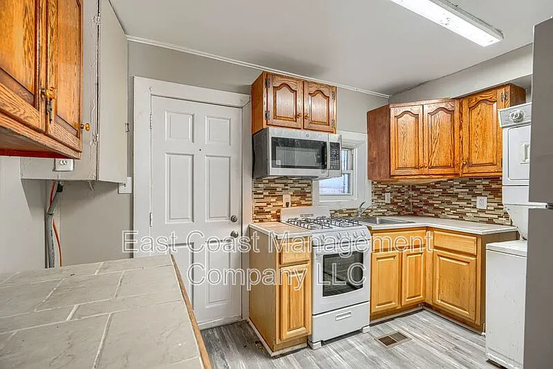 3 bed, 1.0 bath, 1145 sqft, $1,495 — Photo 2