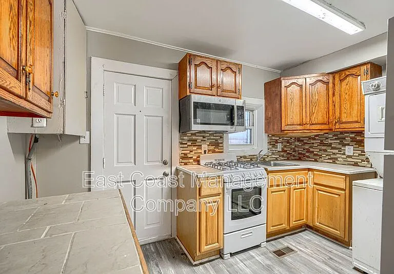 1220 W Pratt St — Photo 2