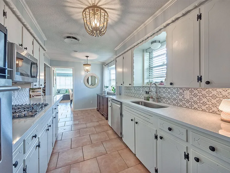 5739 Banting Way — Photo 3