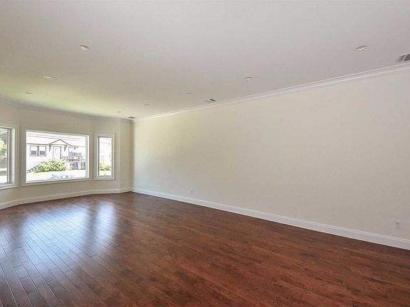 4th image of 539 Cedarhurst Ave