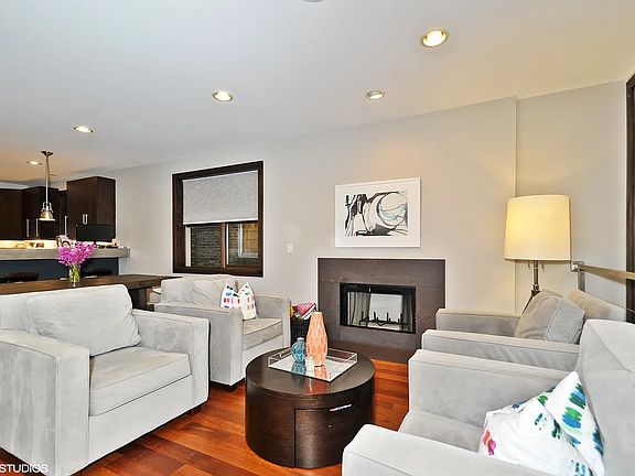 3rd image of 1626 N Oakley Ave #1