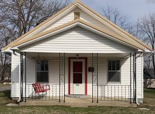 706 SW 6th St, Fairfield, IL 62837