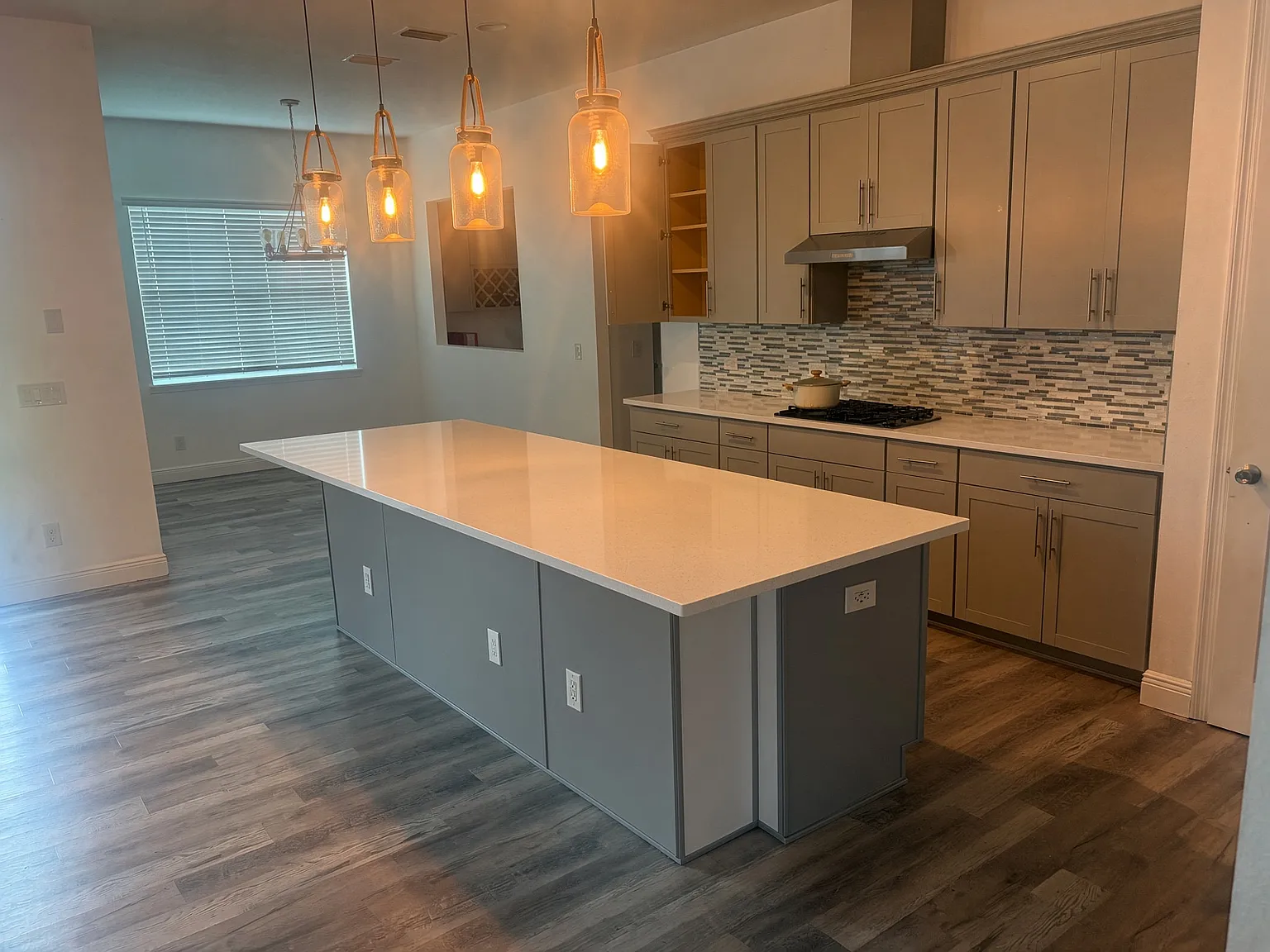 5 bed, 4.5 bath, 3649 sqft, $3,400 — Photo 2