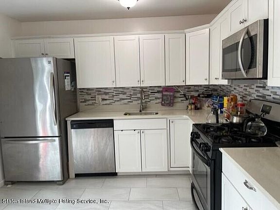 4th image of 14 Long Pond Ln