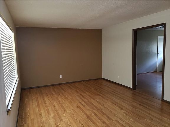 4th image of 3913 Overland Dr