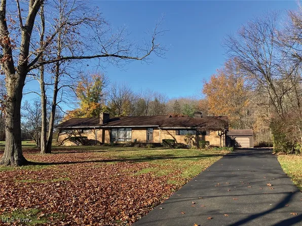 1555 Sharon Hogue Rd, Masury, OH 44438