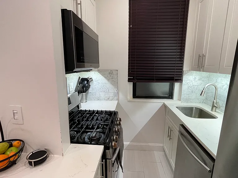 205 W 54th St #8G — Photo 9