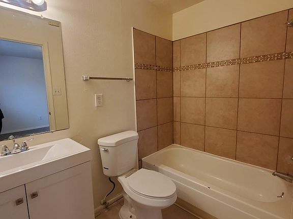 4th image of 1912 Alvarado Dr NE APT A