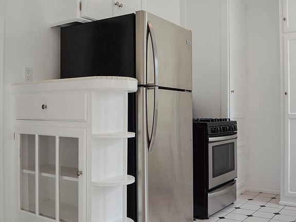 4th image of 2303 Oakwood Ave