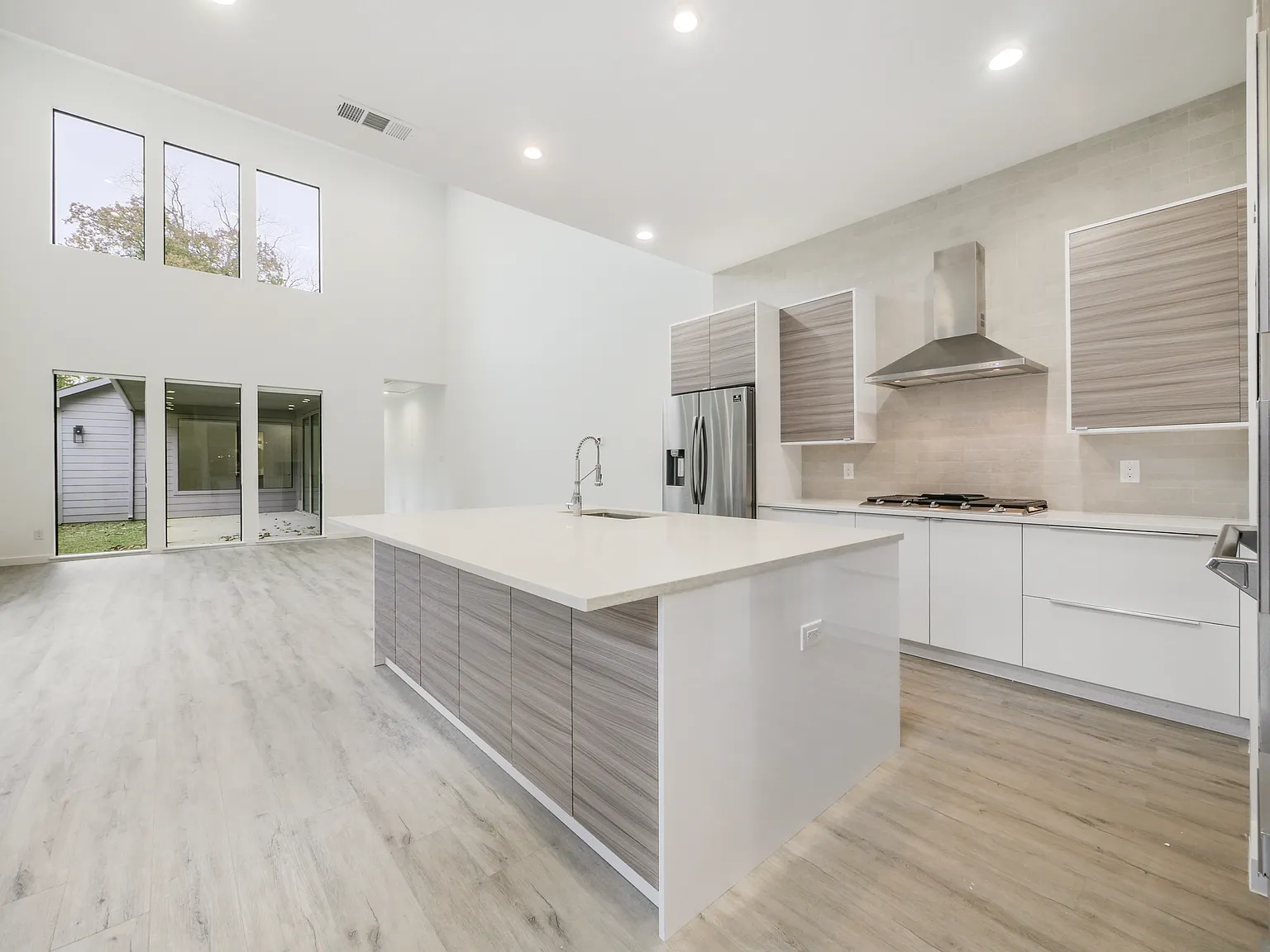 Stunning 3 Bedroom Duplex — Photo 1