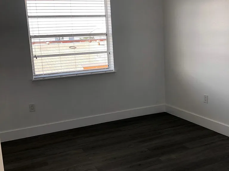 220 SW 17th Ct — Photo 10