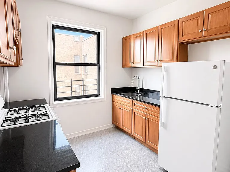 655 Pelham Pkwy N #4H — Photo 3