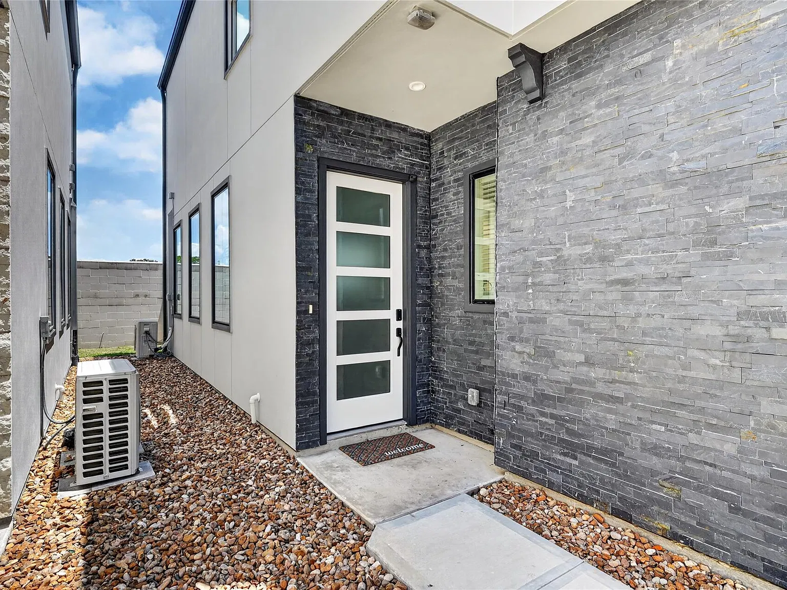 3 bed, 2.5 bath, 2294 sqft, $3,050 — Photo 3