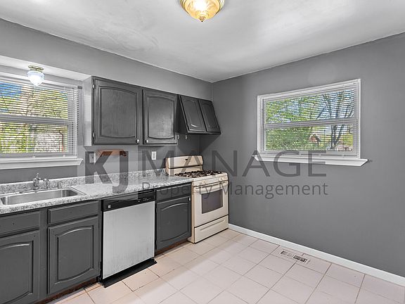 3rd image of 28203 Sutherland St