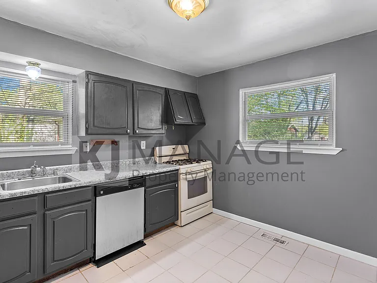 28203 Sutherland St — Photo 3