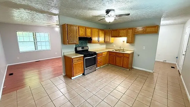 3 bed, 1.0 bath, 950 sqft, $1,350 — Photo 4