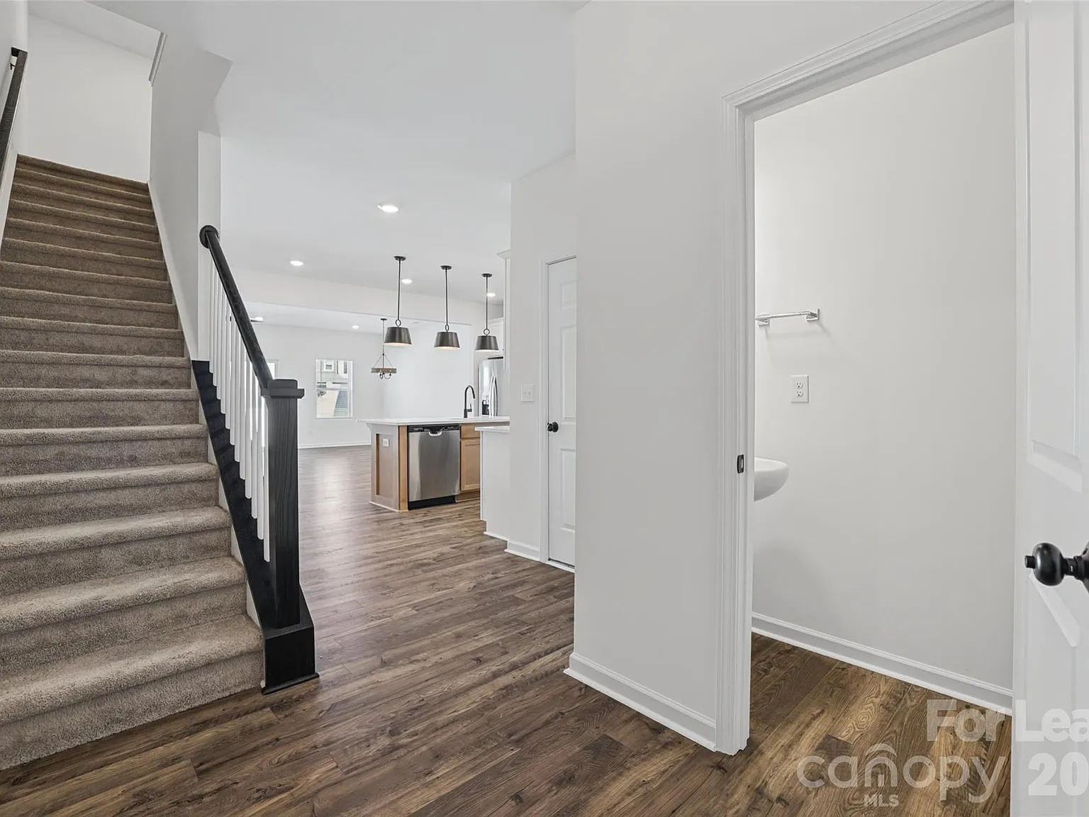 3 bed, 2.5 bath, 1704 sqft, $2,250 — Photo 4