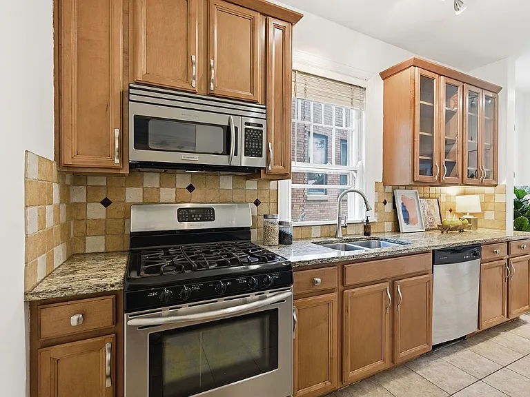 2840 Pine Grove Ave — Photo 16