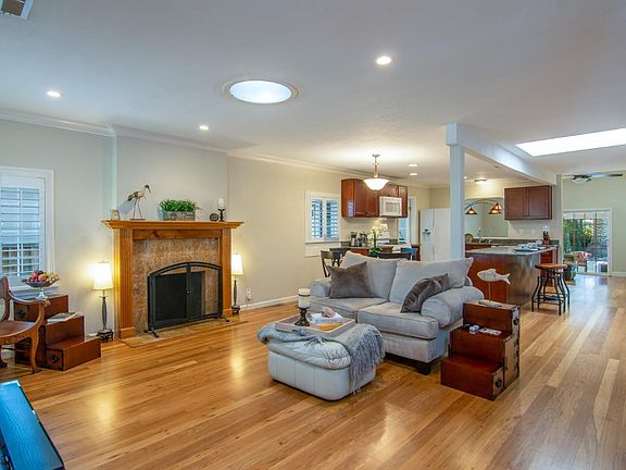 5th image of 1049 Thornton Way
