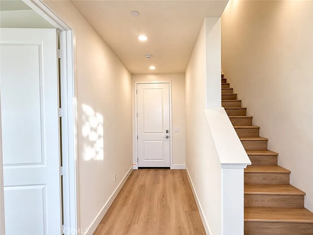 3 bed, 3.5 bath, 2064 sqft, $5,200 — Photo 2