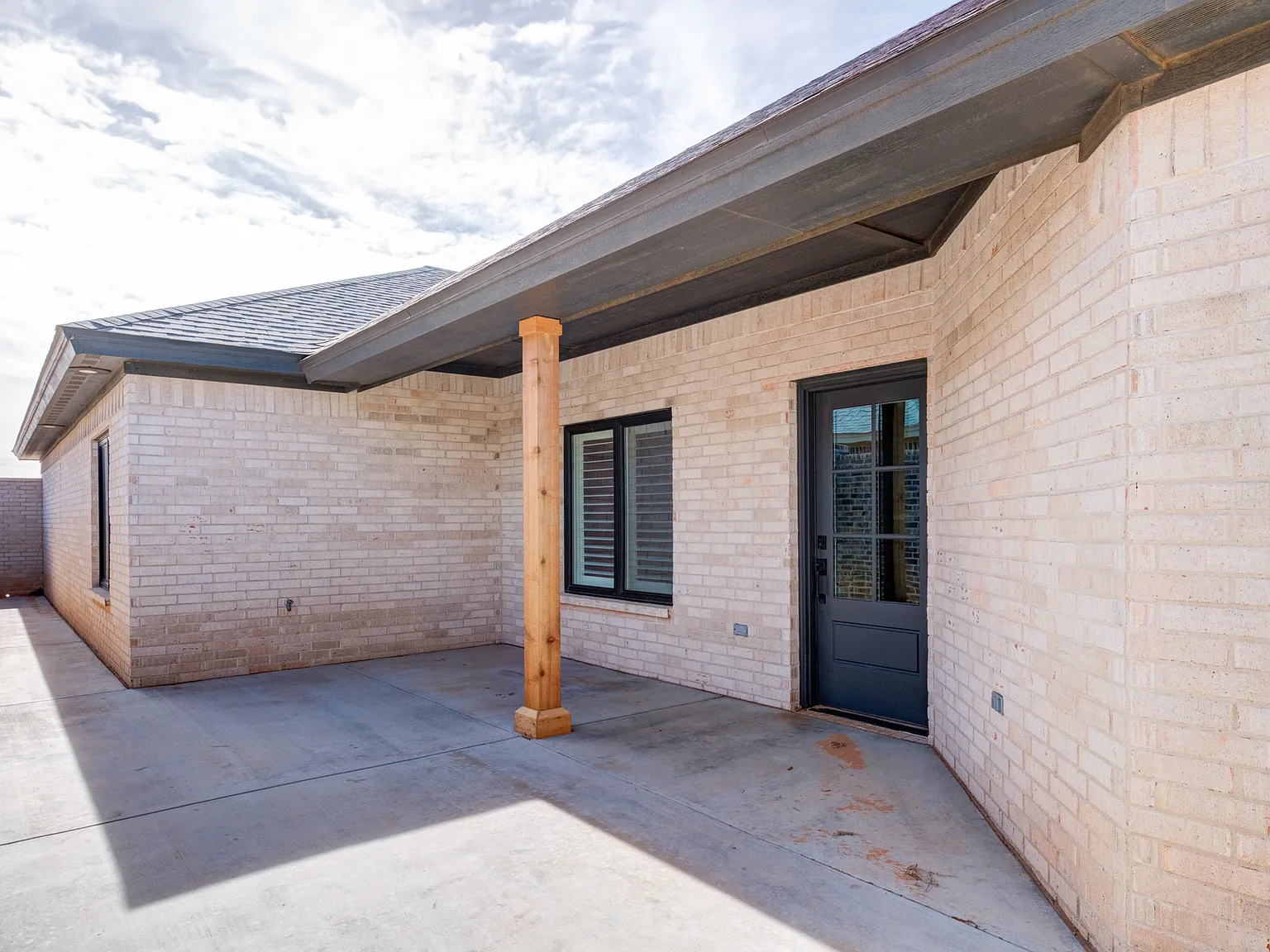 3 bed, 2.5 bath, 2000 sqft, $2,500 — Photo 3