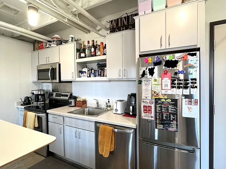 521 W 2nd Street - Leijona — Photo 42