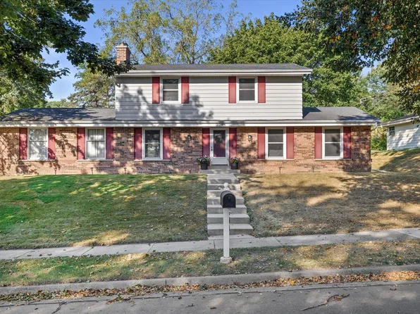 304 Crestwood DRIVE, Waukesha, WI 53188