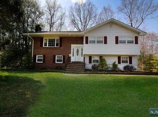 549 Hobart Rd, Paramus, NJ 07652