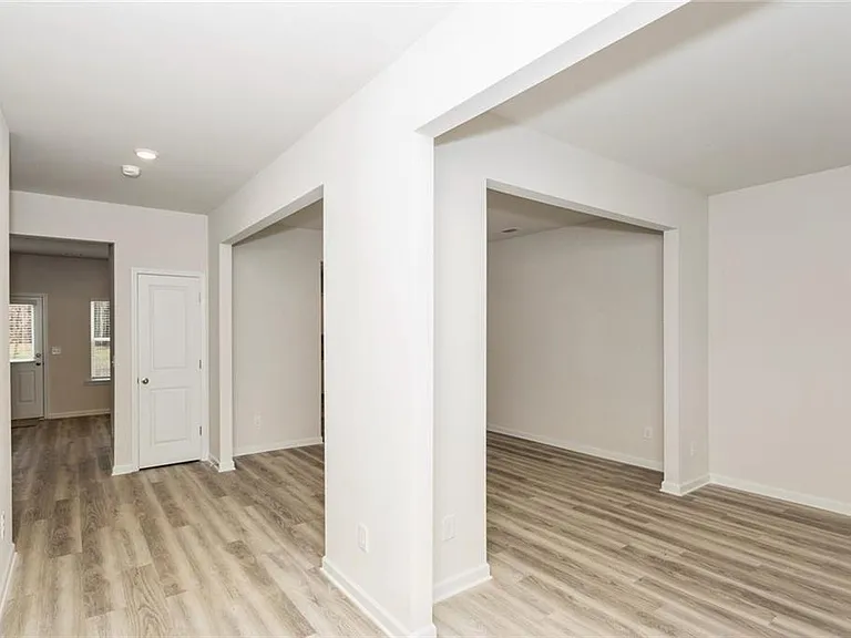668 Mackenzie Cv — Photo 2