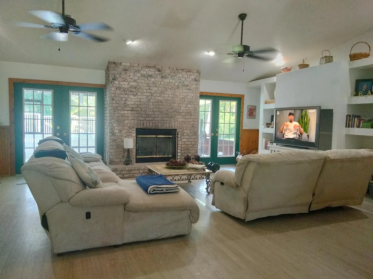 5 bed, 2.0 bath, 2323 sqft, $7,500 — Photo 4
