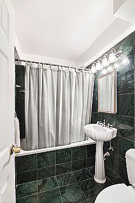 4th image of 301 E 63rd St APT 6K