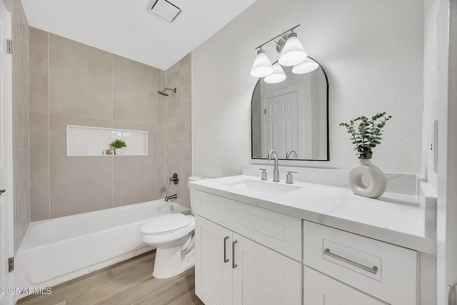 3 bed, 1330 sqft, $2,200 — Photo 4